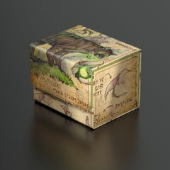 Explore the ferocious side of Bloomburrow! Our Sidewinder 100+ Xenoskin are made of full color printed, resistant Xenoskin material and feature the officially licensed Magic: The Gathering artworks of the epic Calamity Beasts from Bloomburrow in the beautiful style of an old encyclopedia. The deck boxes hold up to 100 (double-sleeved) or 120 (single-sleeved) cards. They are the perfect choice for safely storing cards and decks fromall popular TCGs thanks to the strong magnetic closure and the microfiber inn