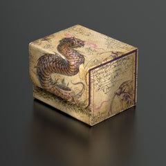 Explore the ferocious side of Bloomburrow! Our Sidewinder 100+ Xenoskin are made of full color printed, resistant Xenoskin material and feature the officially licensed Magic: The Gathering artworks of the epic Calamity Beasts from Bloomburrow in the beautiful style of an old encyclopedia. The deck boxes hold up to 100 (double-sleeved) or 120 (single-sleeved) cards. They are the perfect choice for safely storing cards and decks fromall popular TCGs thanks to the strong magnetic closure and the microfiber inn