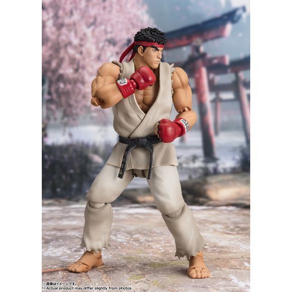 Ryu from the "Street Fighter" games returns to the "S.H.Figuarts" action-figure lineup from Bandai in his outfit from the early series! This figure's coloring is inspired by Ryu's classic costume, which also appears in the latest game, "Street Fighter 6"!