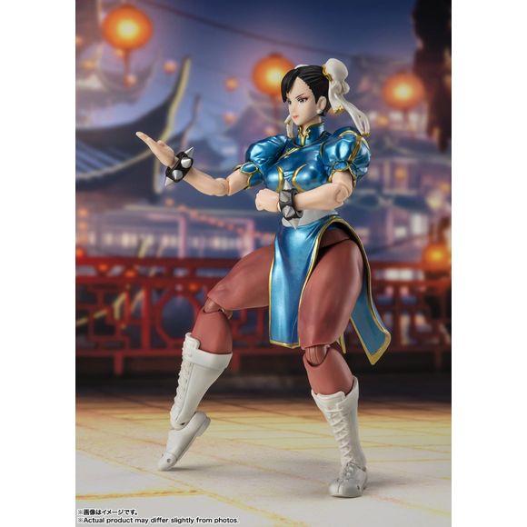 Chun-Li from the "Street Fighter" games returns to the "S.H.Figuarts" action-figure lineup from Bandai in her outfit from the early series! This figure's coloring is inspired by her classic costume, which also appears in the latest game, "Street Fighter 6"! The figure boasts both a wide range of motion and a natural form, allowing you to reproduce various special moves such as her spectacular Spinning Bird Kick with ease.