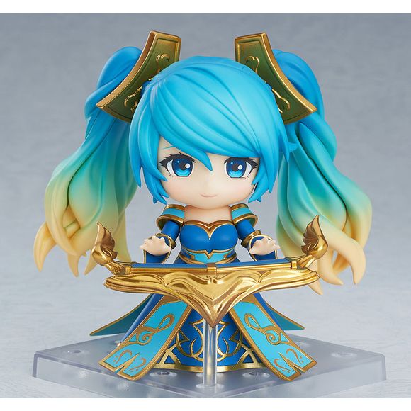 "What masterpiece shall we play today?"

From the globally popular game "League of Legends" comes a Nendoroid of Sona, Maven of the Strings! Enjoy using her different parts to create all kinds of situations from the game in Nendoroid form! Be sure to add the kind and reliable Sona to your collection!